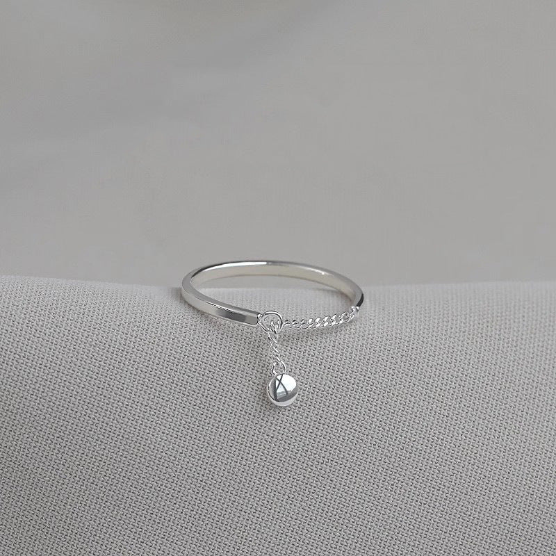 Schlichter verstellbarer Kettenring mit Perlen-Detail