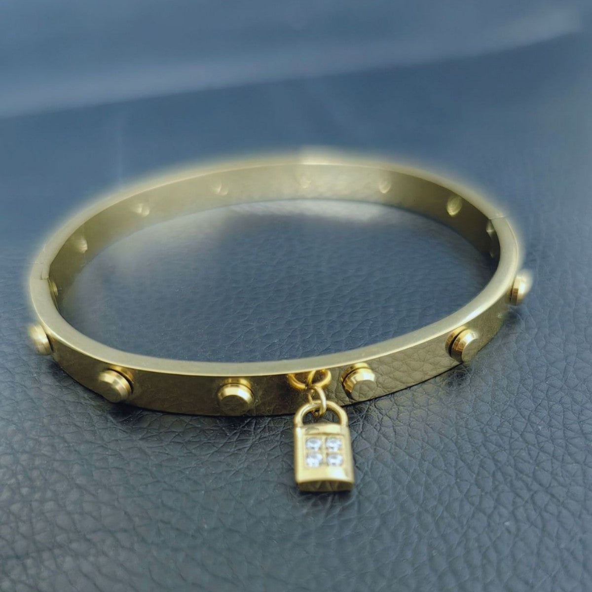 Geometrisches Armband mit Schlossanhänger aus Edelstahl