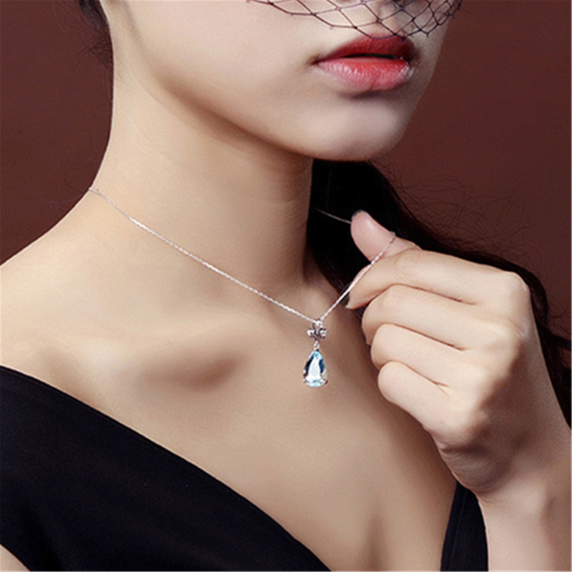 Damen Halskette mit blauem Kristallanhänger im Tropfendesign