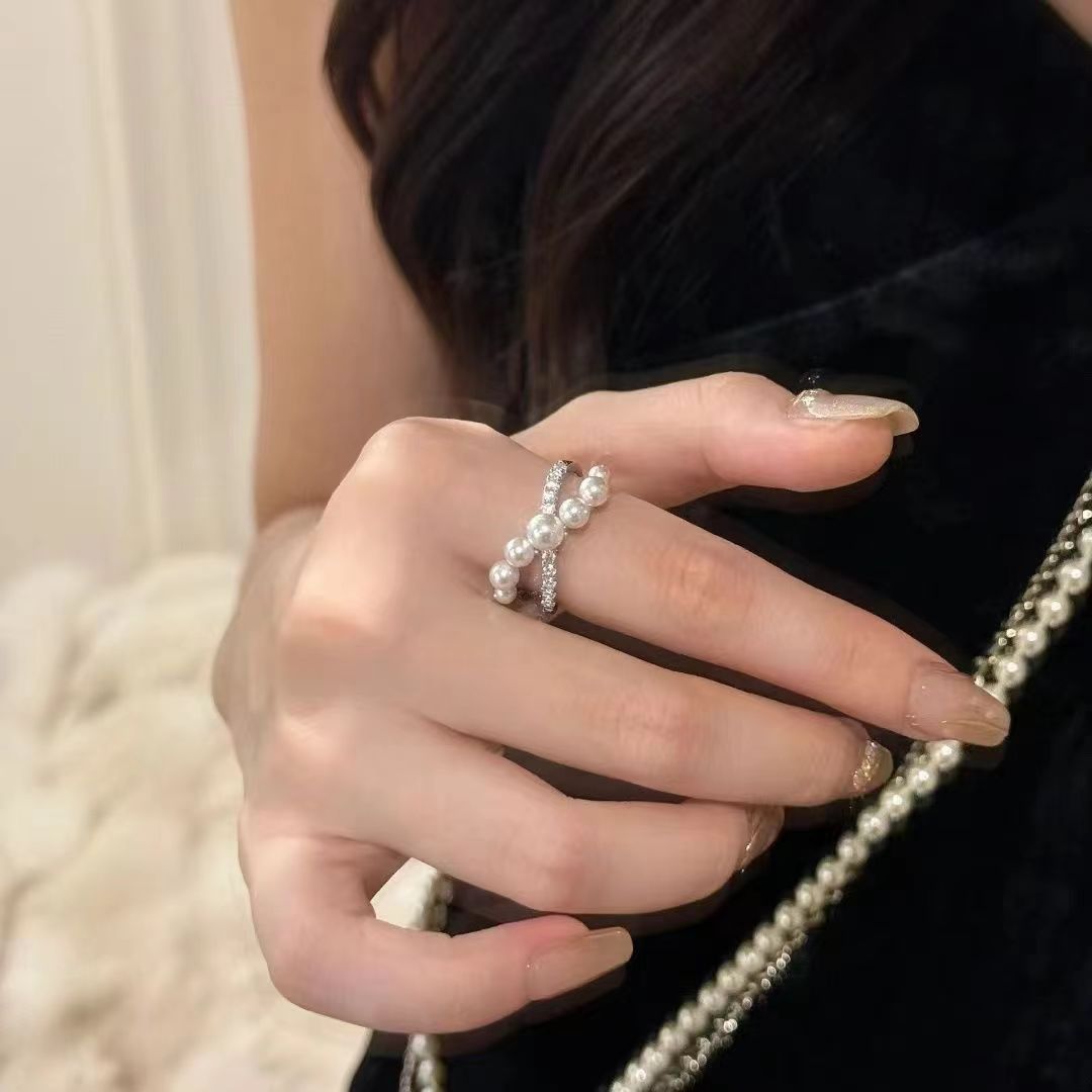 Französischer Perlenring mit gekreuztem Design