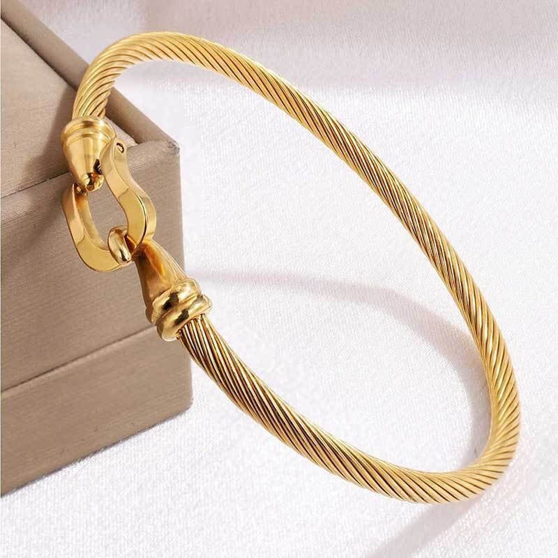 Armband mit Herzanhänger und dekorativem Verschluss aus Edelstahl