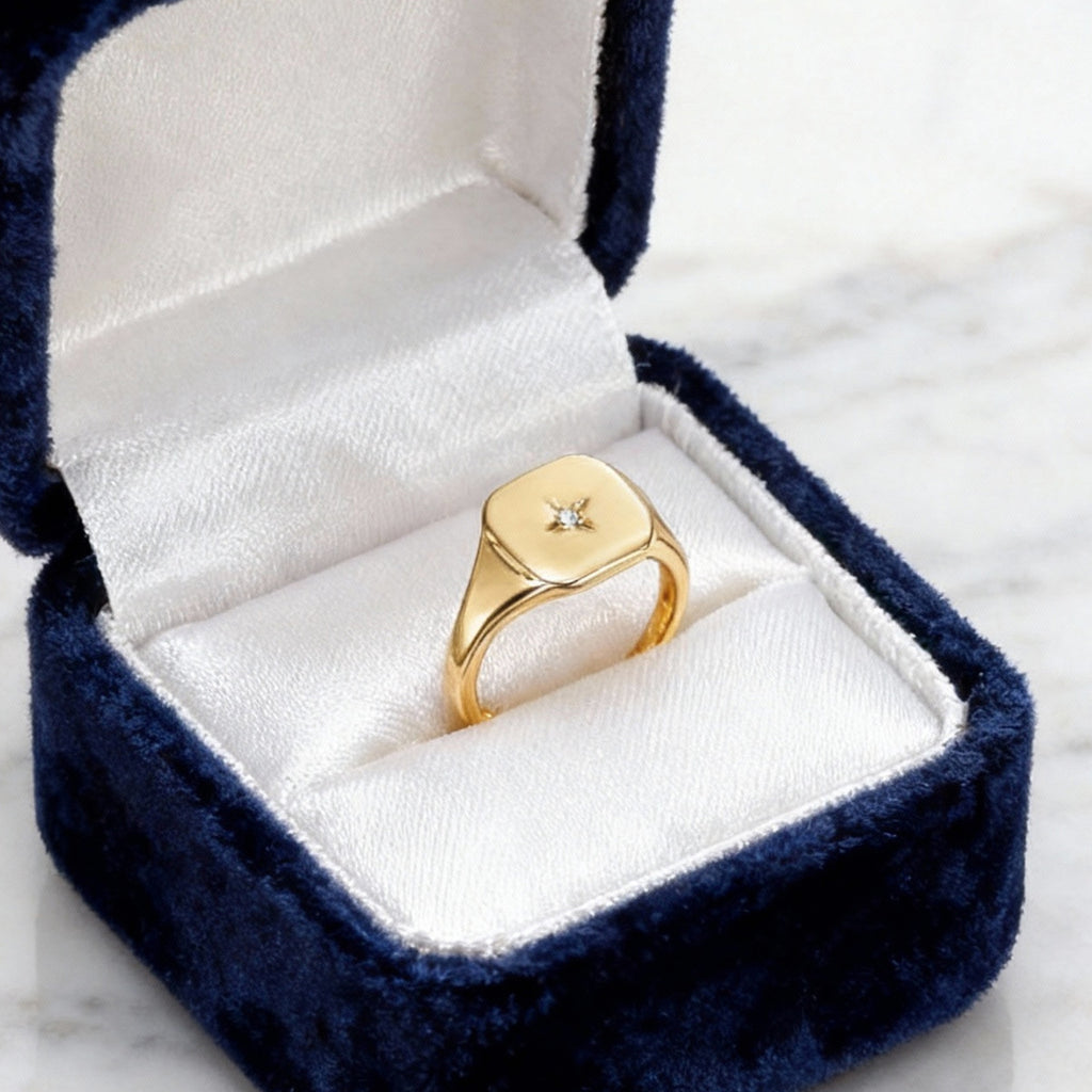 Ring mit Sternmotiv und Zirkonstein