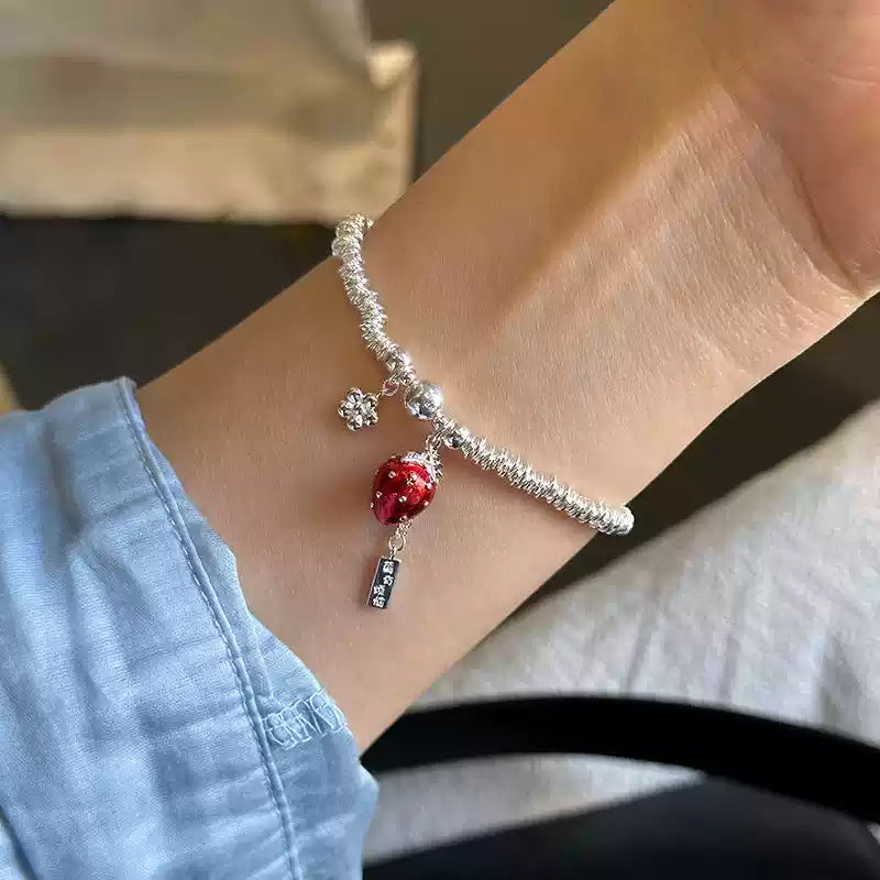 Berry Charm Ring-Armband mit Erdbeer-Anhänger