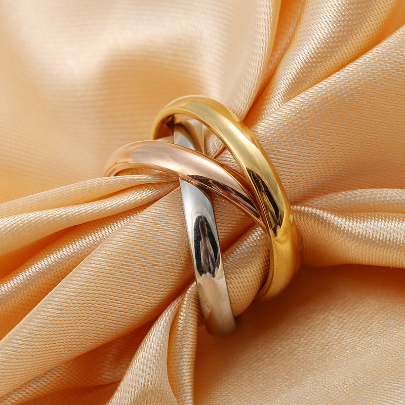 Dreifarbiger Edelstahlring mit ineinander verschlungenem Design