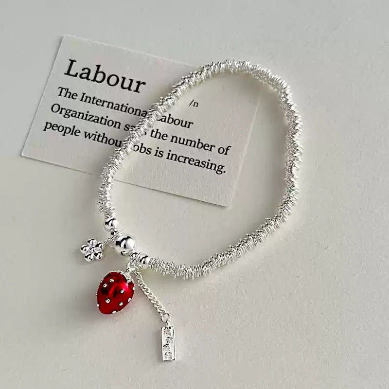 Berry Charm Ring-Armband mit Erdbeer-Anhänger