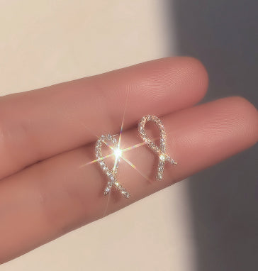 Minimalistische Kreuz Ohrstecker in Silberoptik