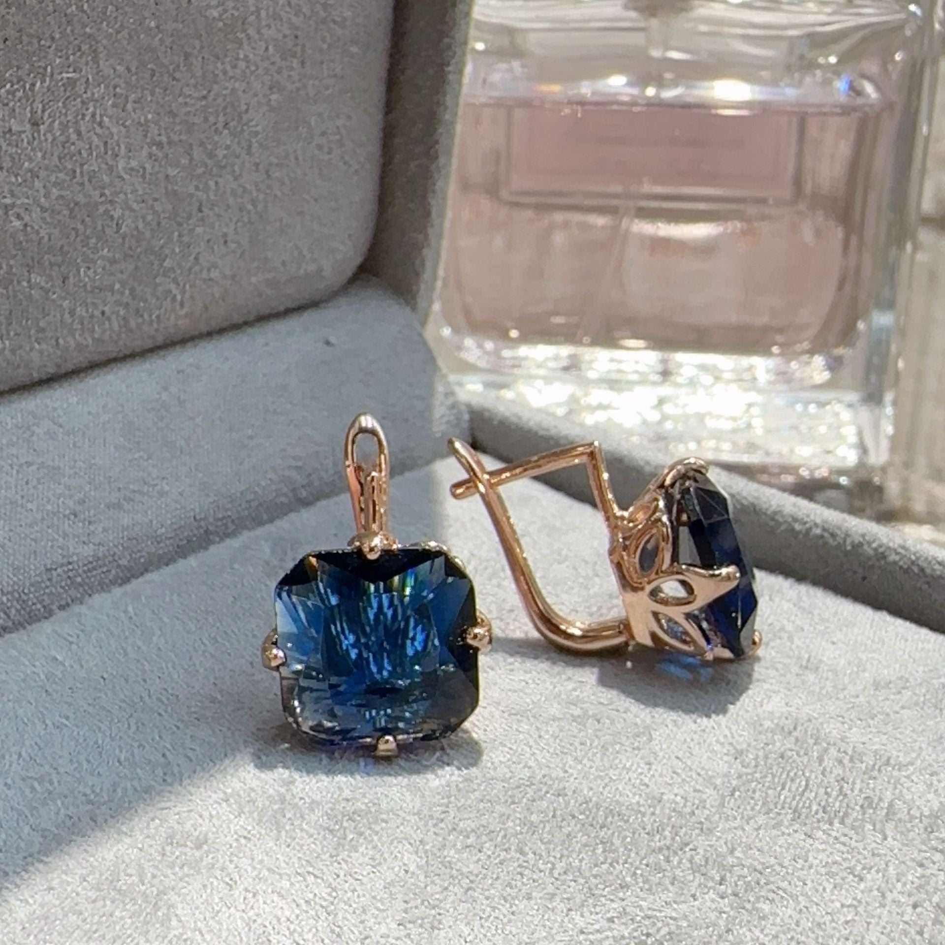 Elegantes Saphir Schmuckset mit Halskette und Ohrringen im luxuriösen Design