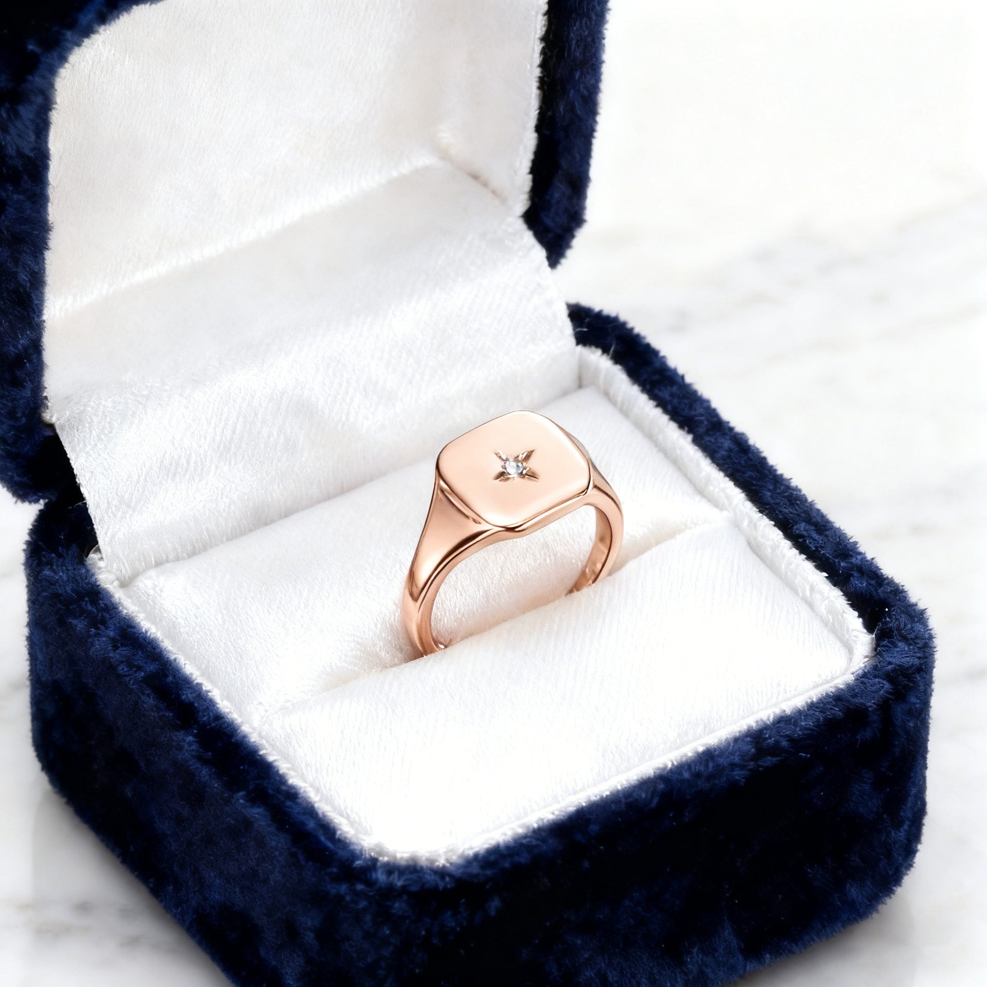 Ring mit Sternmotiv und Zirkonstein