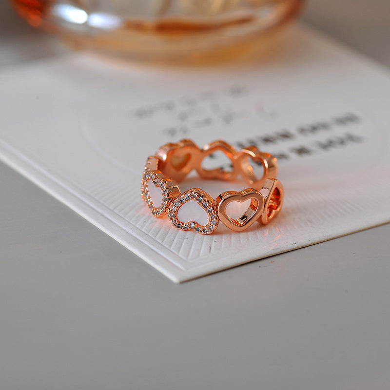 Eleganter Herzring mit Perlmutt-Optik – vergoldetes Design