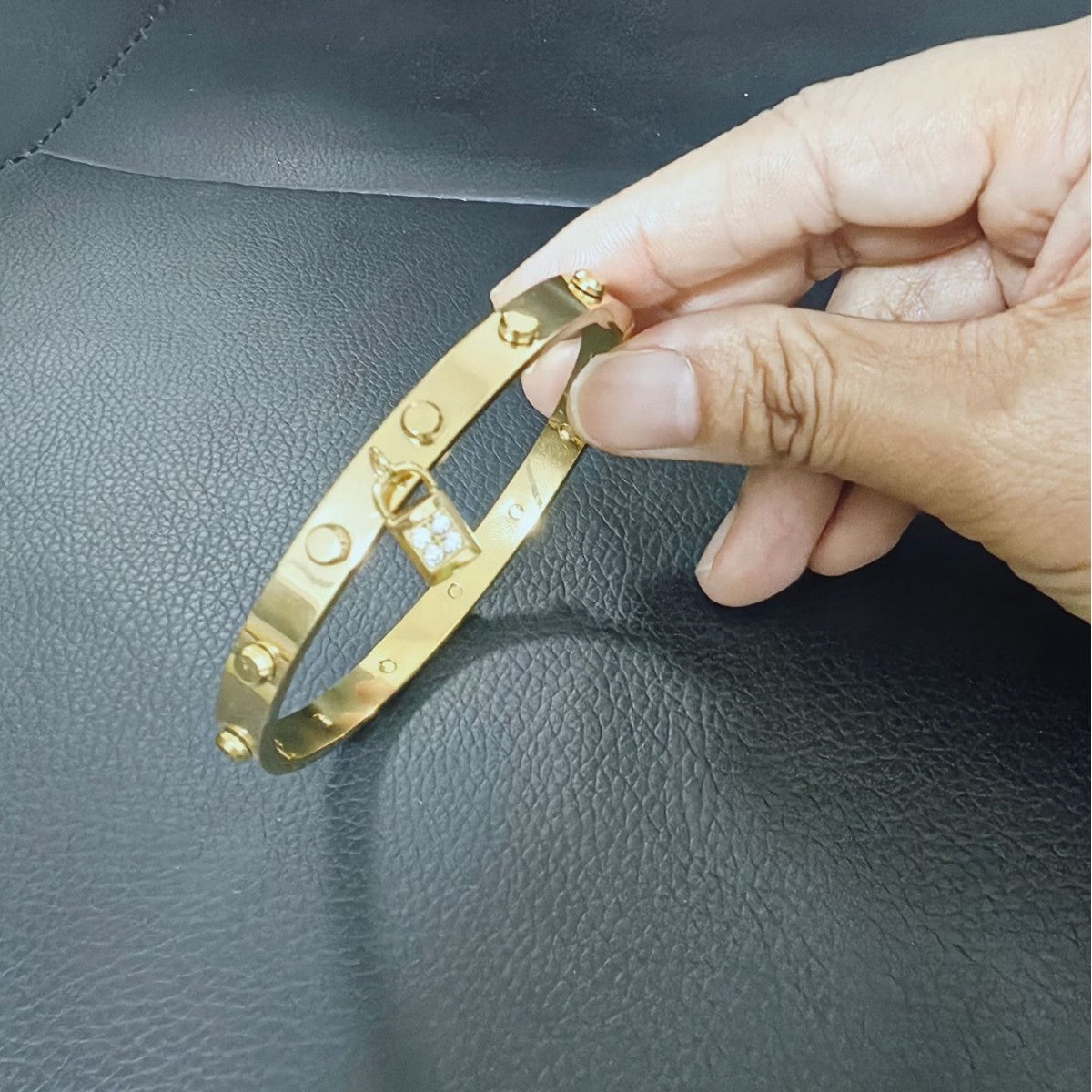 Geometrisches Armband mit Schlossanhänger aus Edelstahl