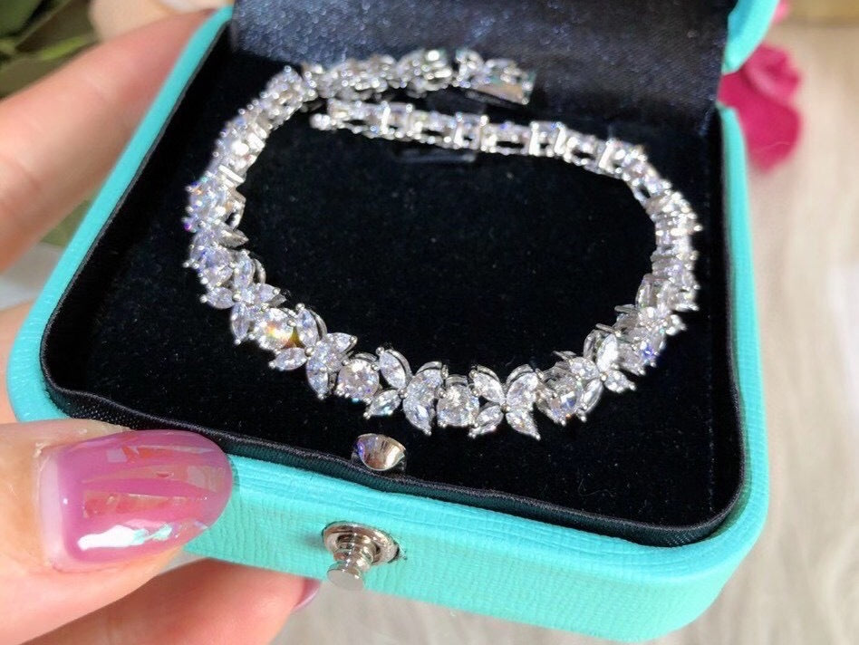 Damen Armband mit funkelndem Augenmotiv Silberfarben