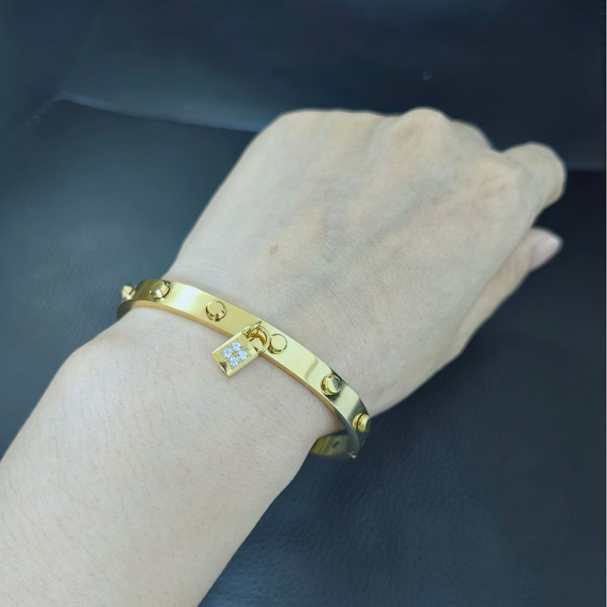 Geometrisches Armband mit Schlossanhänger aus Edelstahl