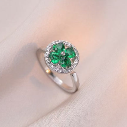 Edelstahlring mit grünen Zirkonsteinen im Blütenmotiv