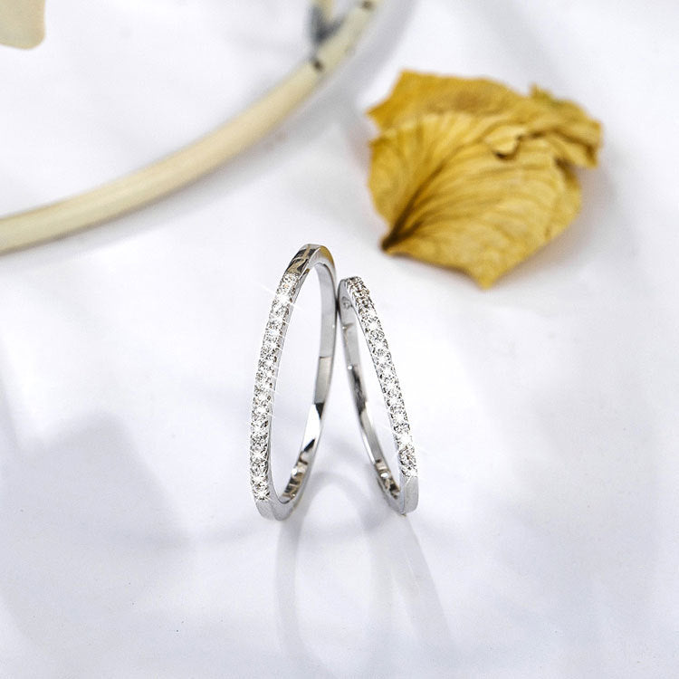 Eleganter Ring aus Silber mit funkelnden Zirkonia-Steinen