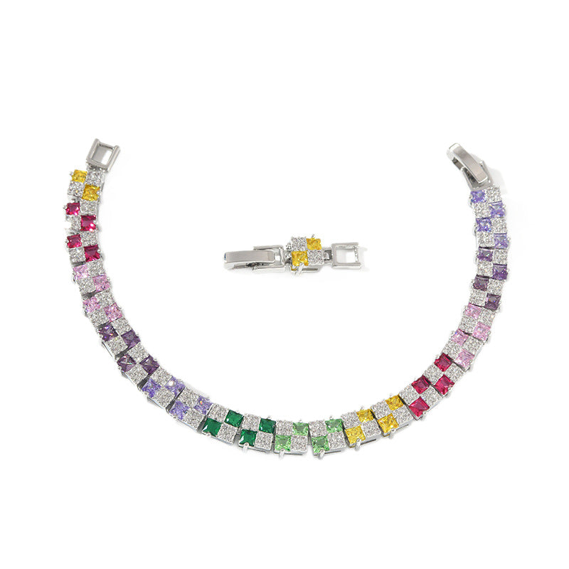 Farbintensives Gliederarmband im modernen Design