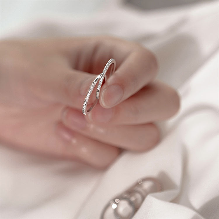 Eleganter Ring aus Silber mit funkelnden Zirkonia-Steinen