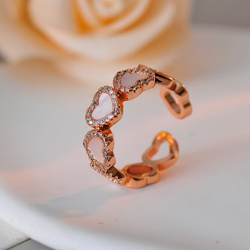 Eleganter Herzring mit Perlmutt-Optik – vergoldetes Design