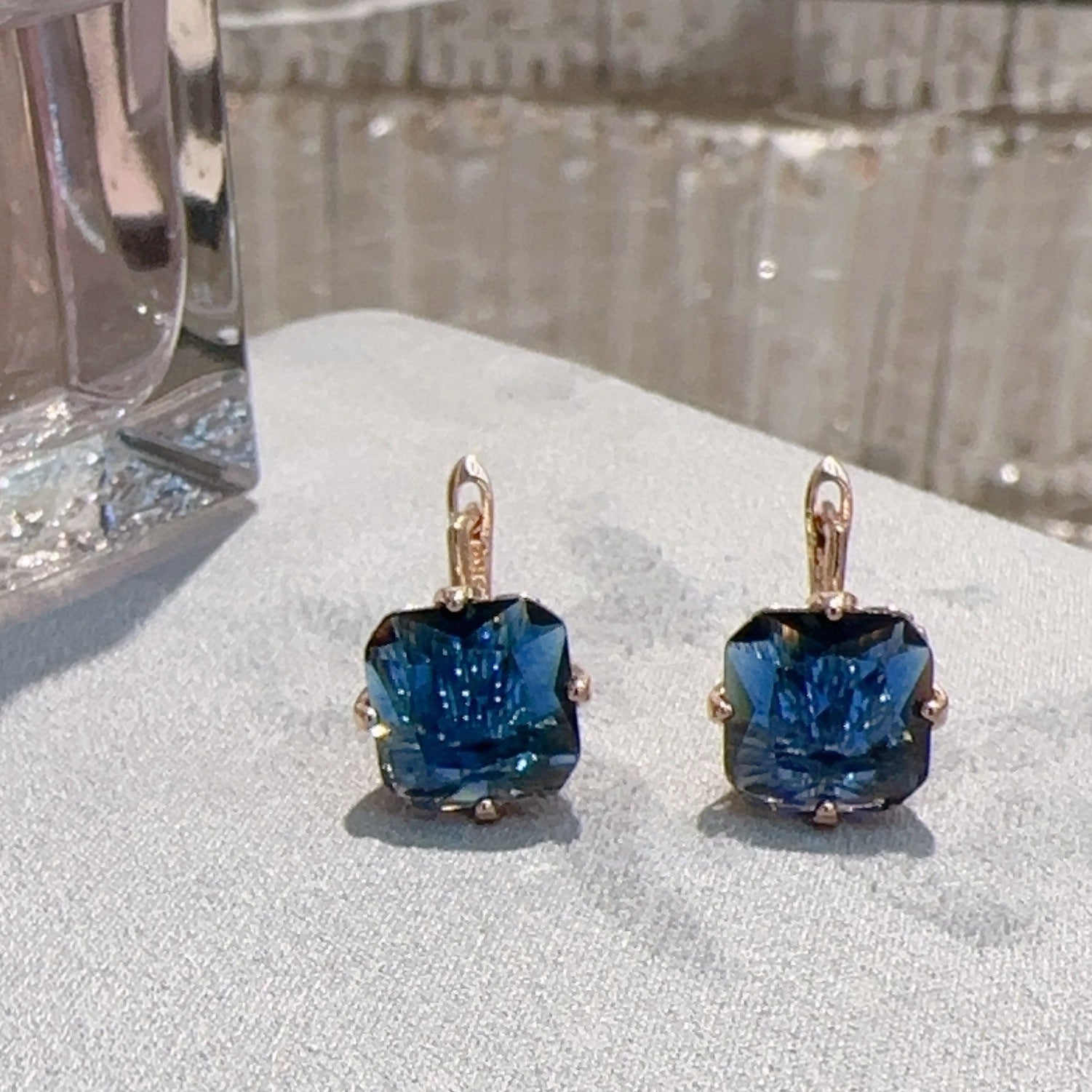 Elegantes Saphir Schmuckset mit Halskette und Ohrringen im luxuriösen Design