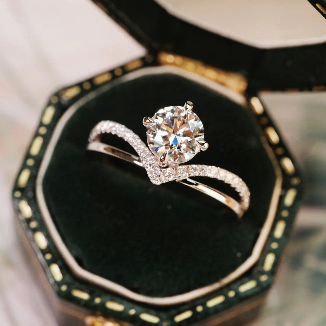 Kronenring mit Moissanit – Eleganter Stapelring im luxuriösen Design