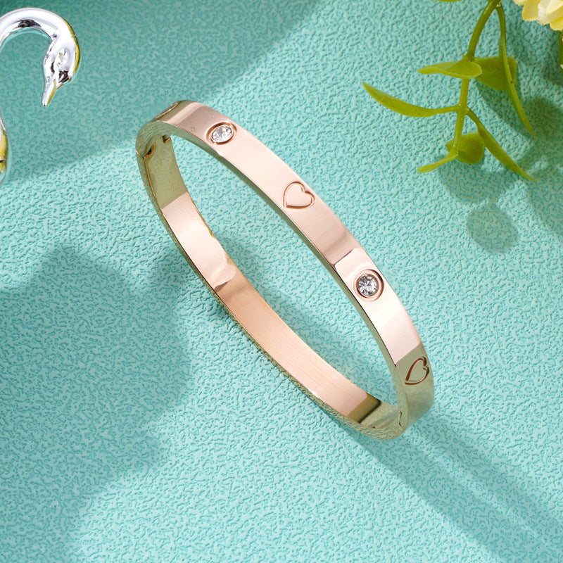 Personalisiertes Herz-Armband aus Edelstahl – modernes Design