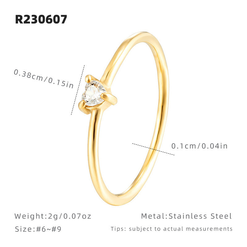 Ring mit Herzmotiv und Zirkonstein