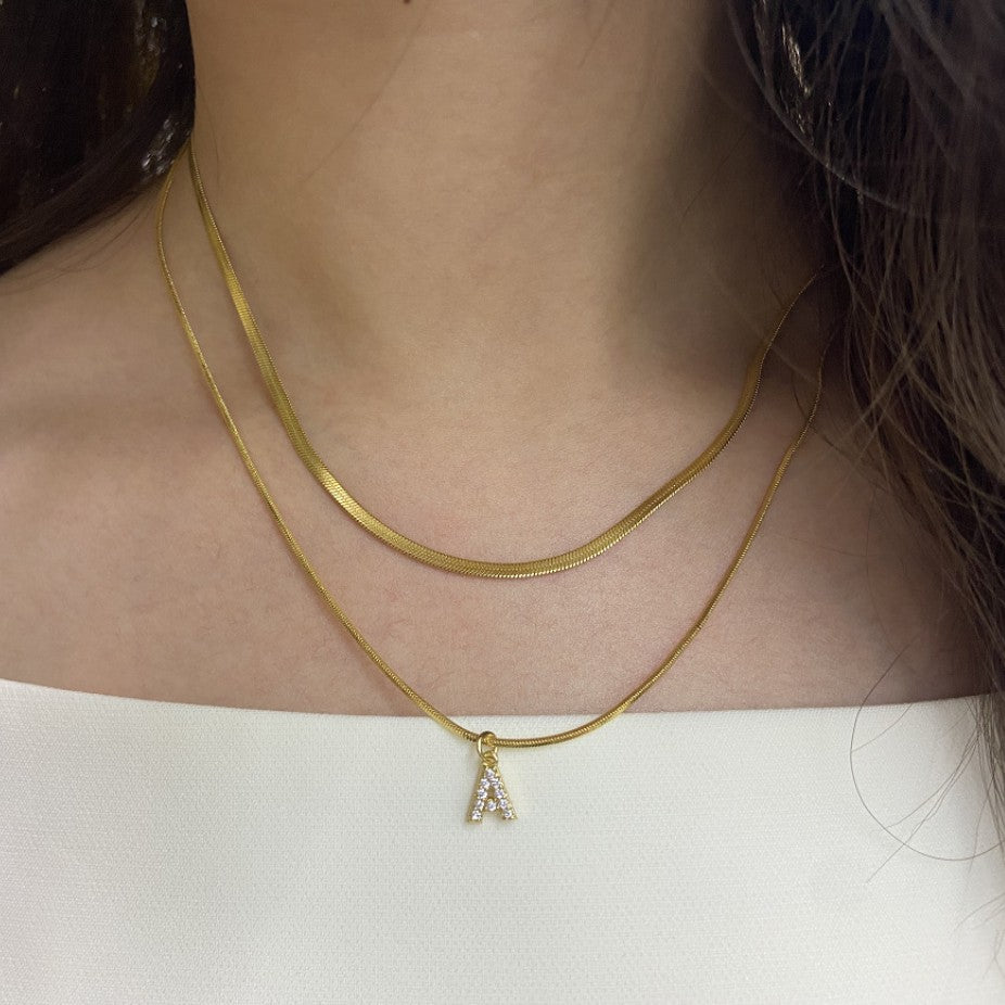 Minimalistische Buchstaben-Halskette Vergoldeter Anhänger für Damen