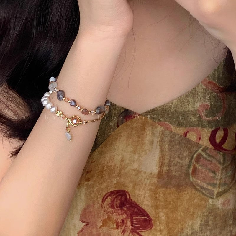 Doppelreihiges Armband mit Perlen und Kristallakzenten – elegantes Design