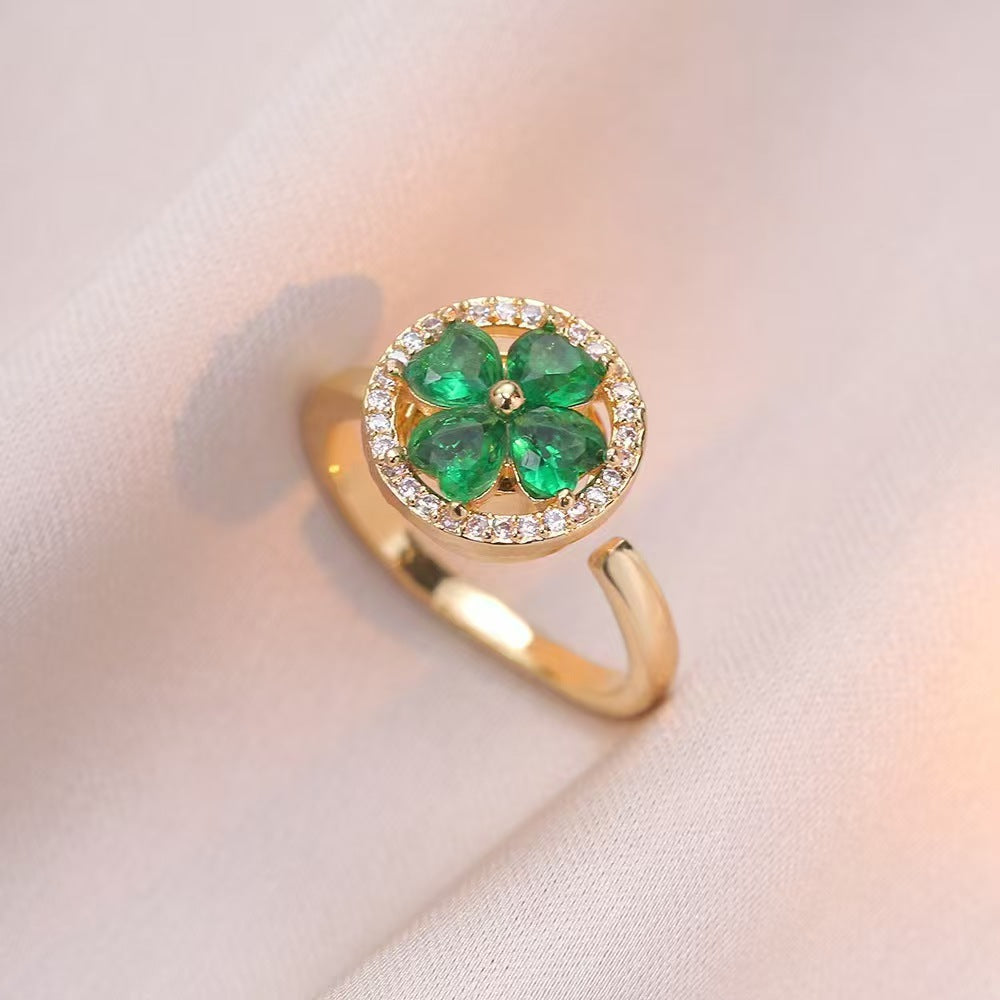 Edelstahlring mit grünen Zirkonsteinen im Blütenmotiv