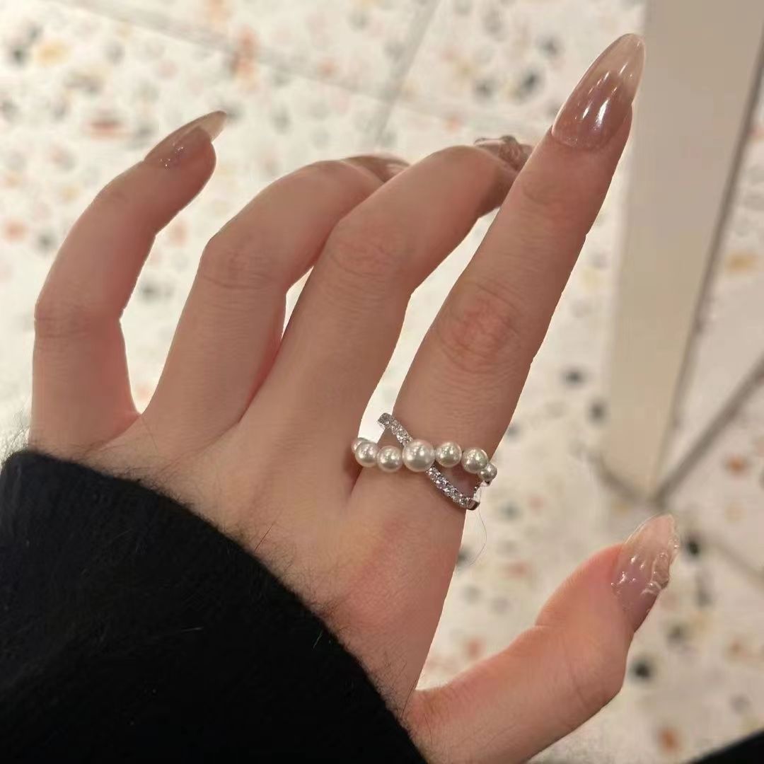 Französischer Perlenring mit gekreuztem Design