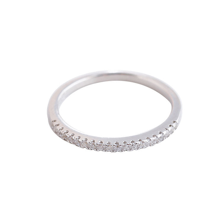 Eleganter Ring aus Silber mit funkelnden Zirkonia-Steinen