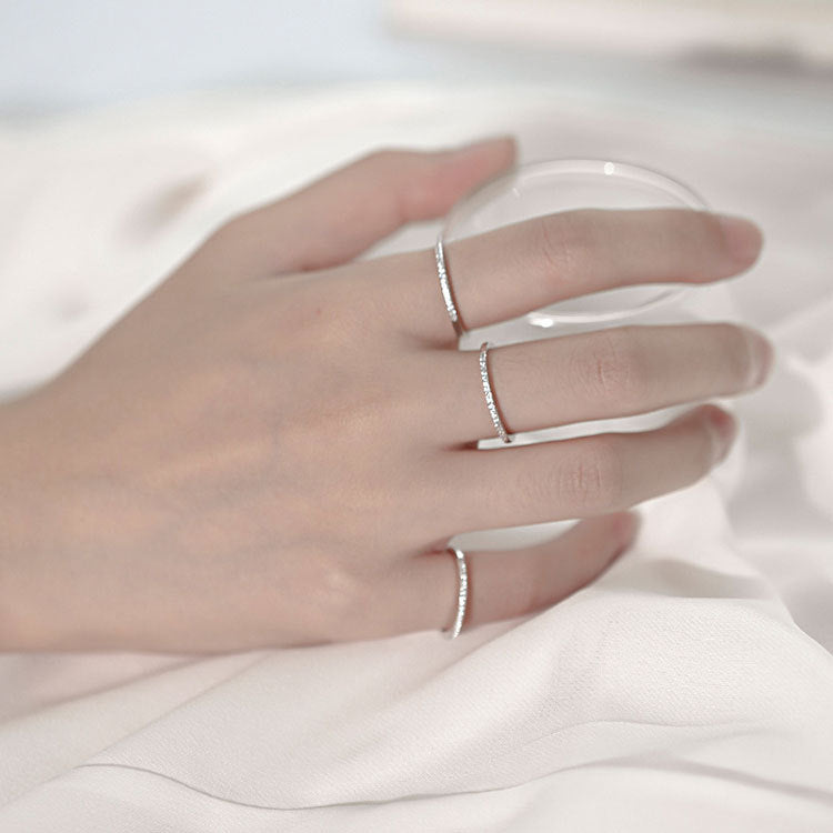 Eleganter Ring aus Silber mit funkelnden Zirkonia-Steinen