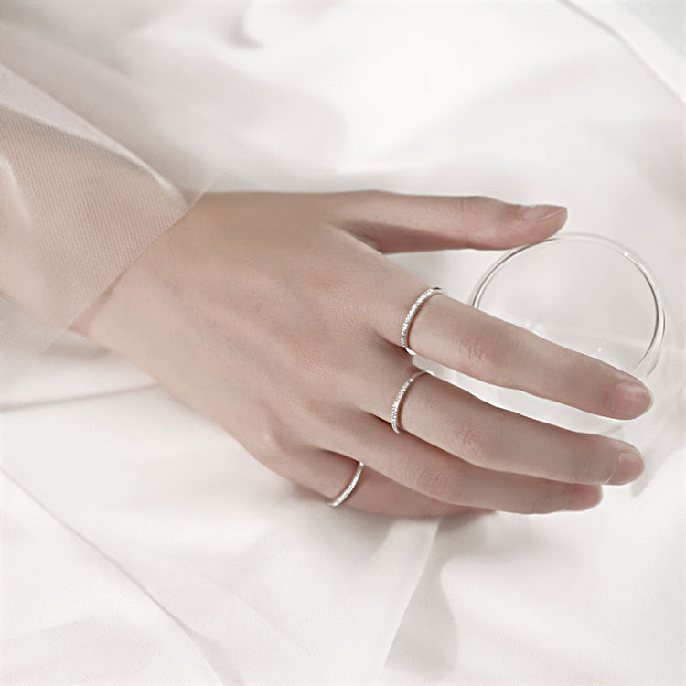 Eleganter Ring aus Silber mit funkelnden Zirkonia-Steinen