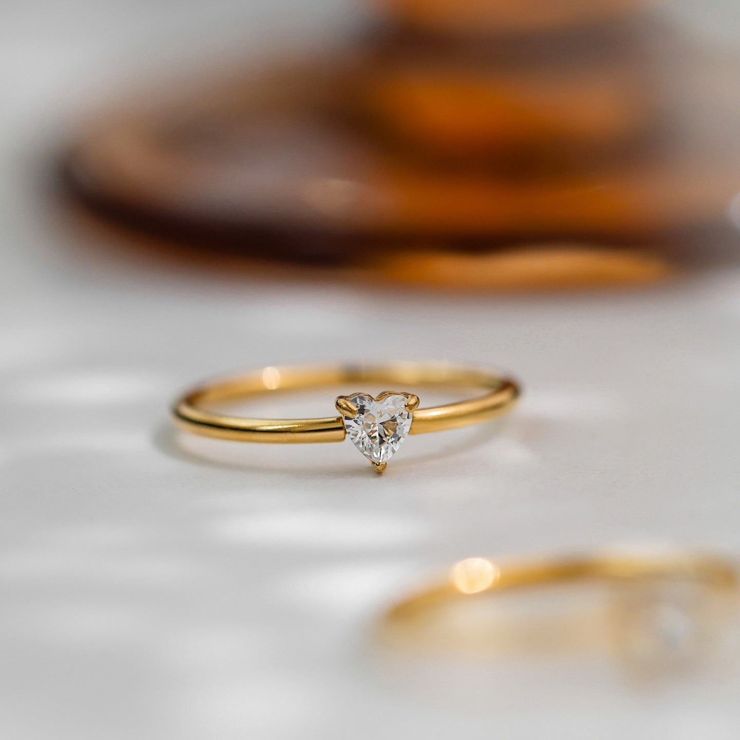 Ring mit Herzmotiv und Zirkonstein