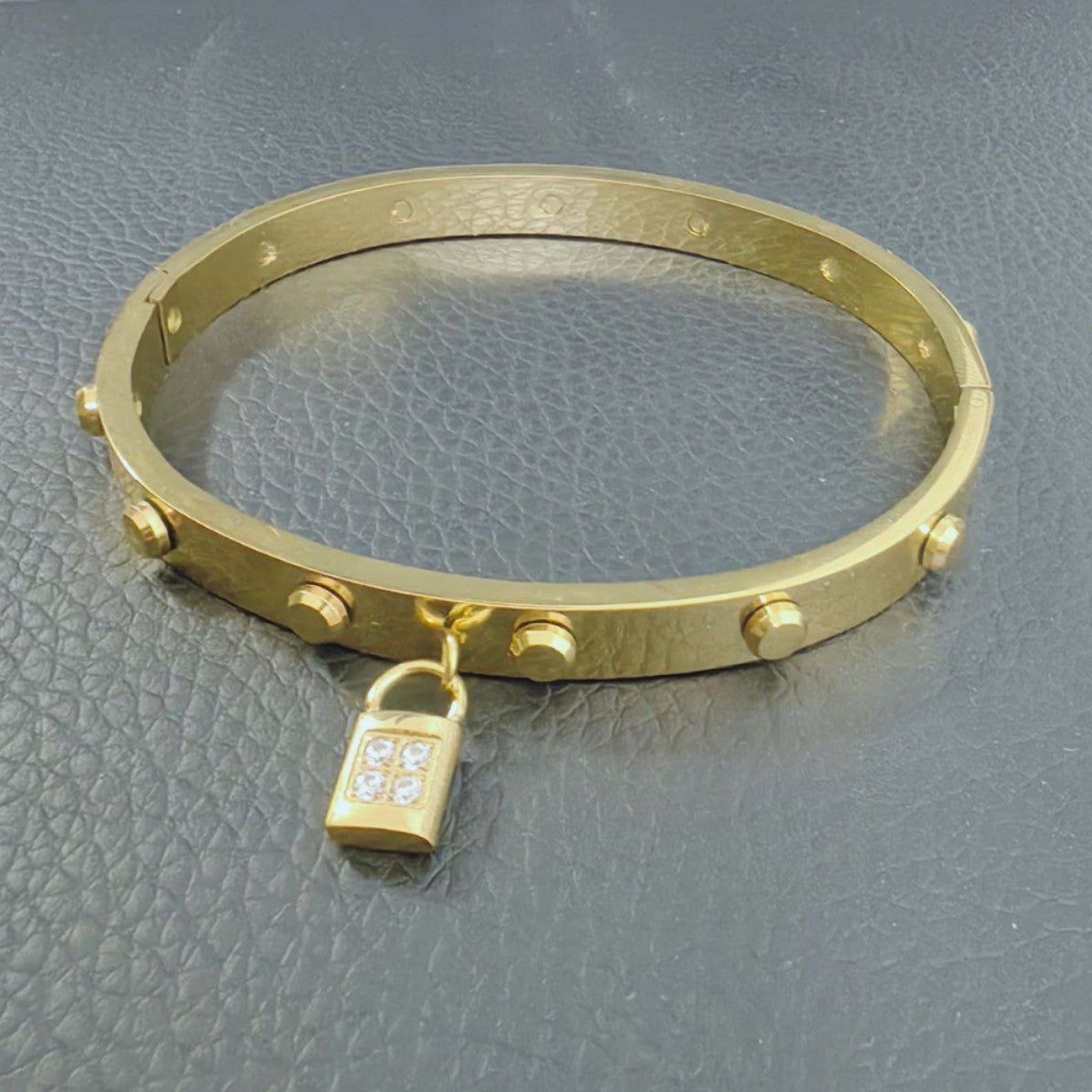 Geometrisches Armband mit Schlossanhänger aus Edelstahl