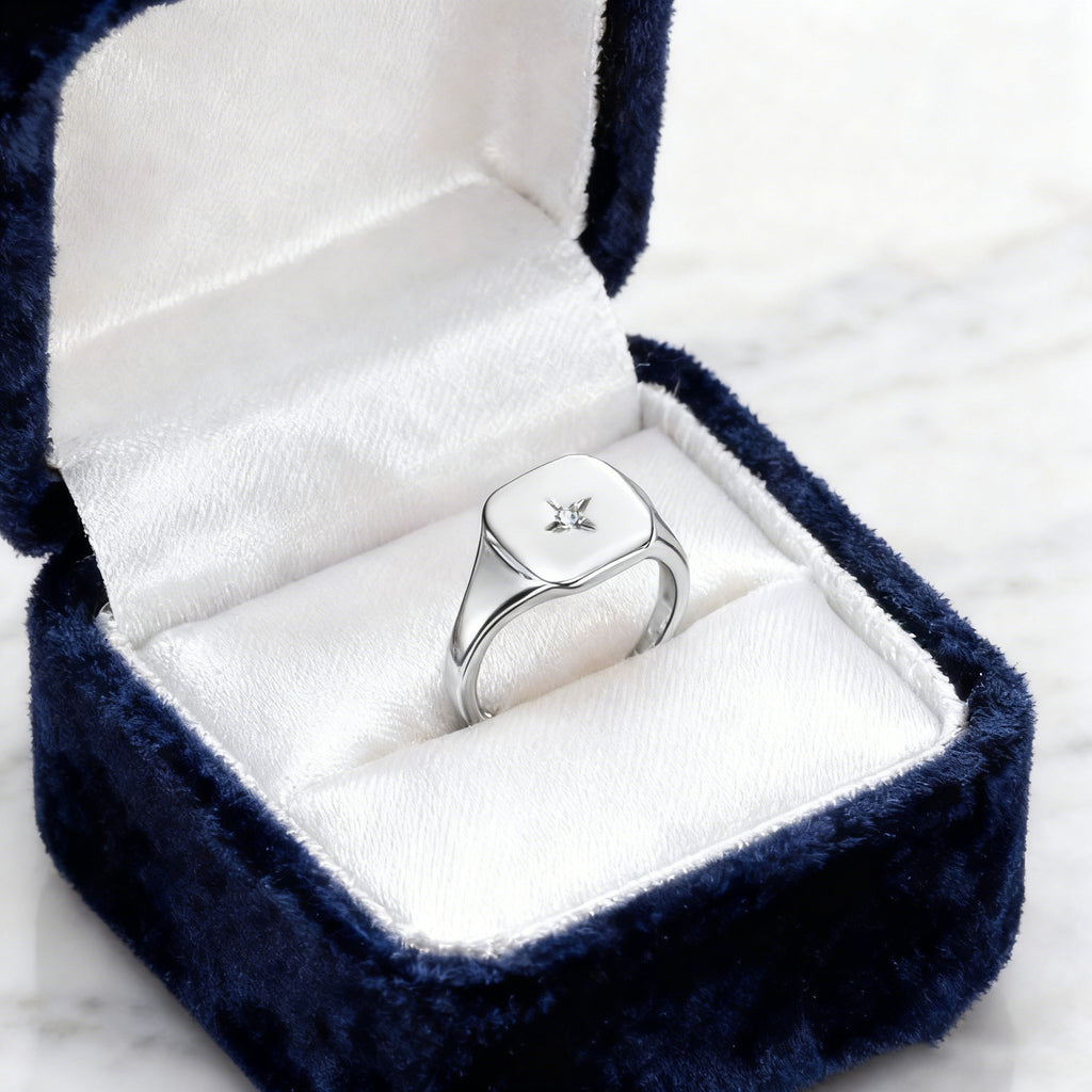 Ring mit Sternmotiv und Zirkonstein