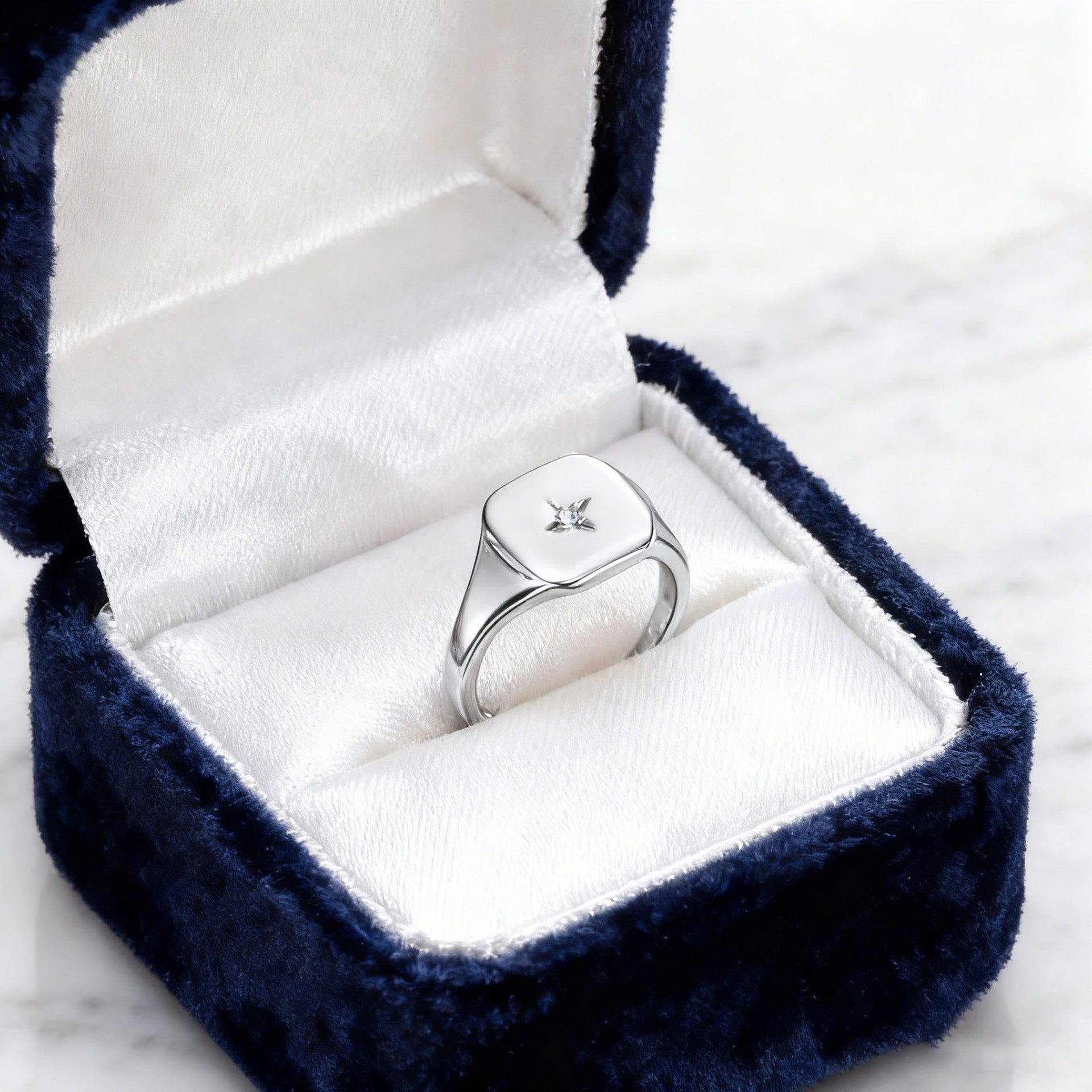 Ring mit Sternmotiv und Zirkonstein