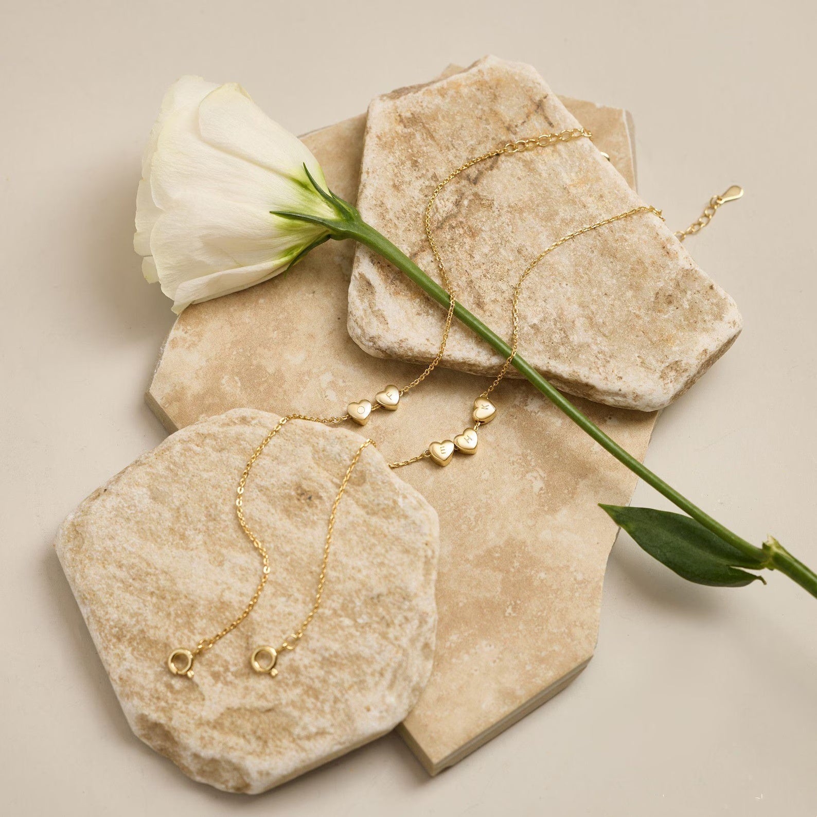 Personalisiertes Herzarmband mit Buchstaben aus Edelstahl