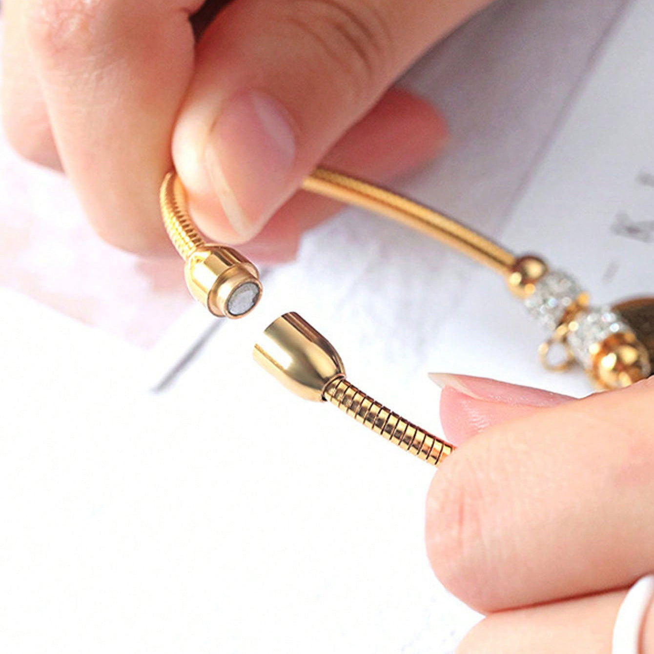 Armband mit Lebensbaum-Anhänger und Kristallakzent aus Edelstahl – elegantes Design